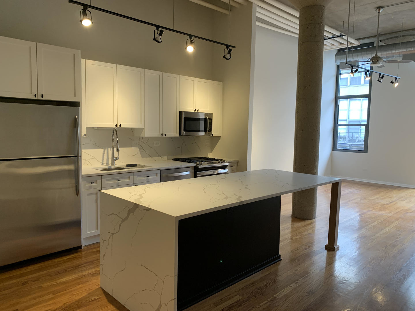 900 N KINGSBURY Street Unit: 901