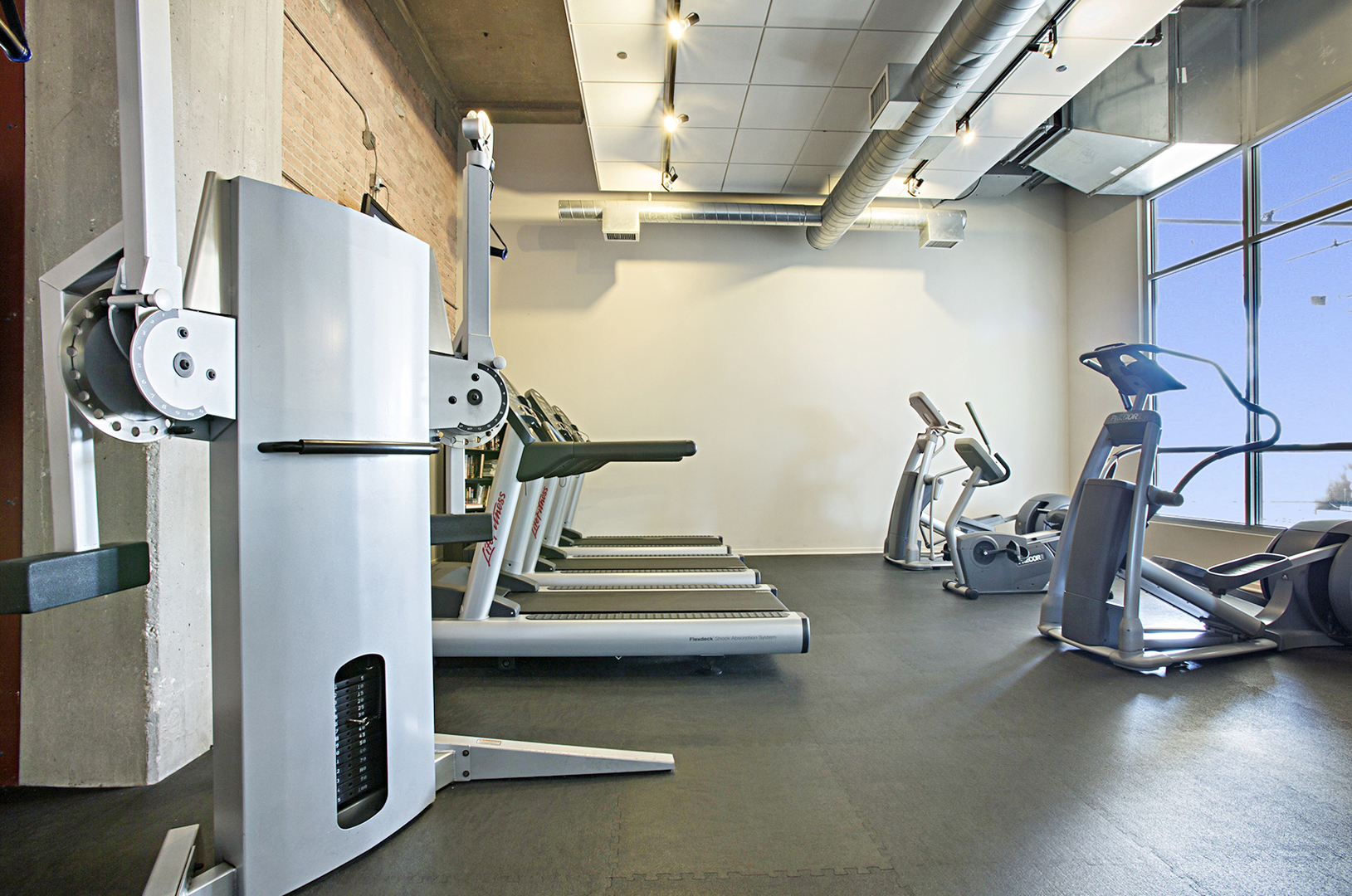 900 N KINGSBURY Street Unit: 901