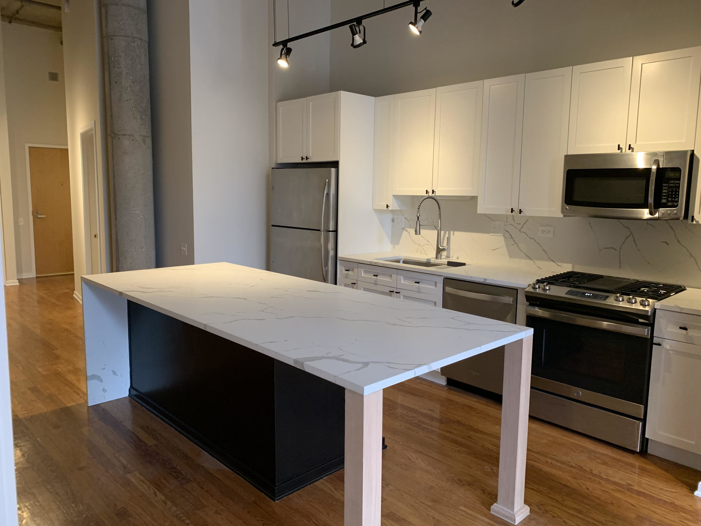 900 N KINGSBURY Street Unit: 901