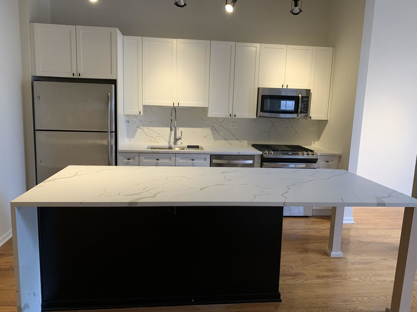 900 N KINGSBURY Street Unit: 901