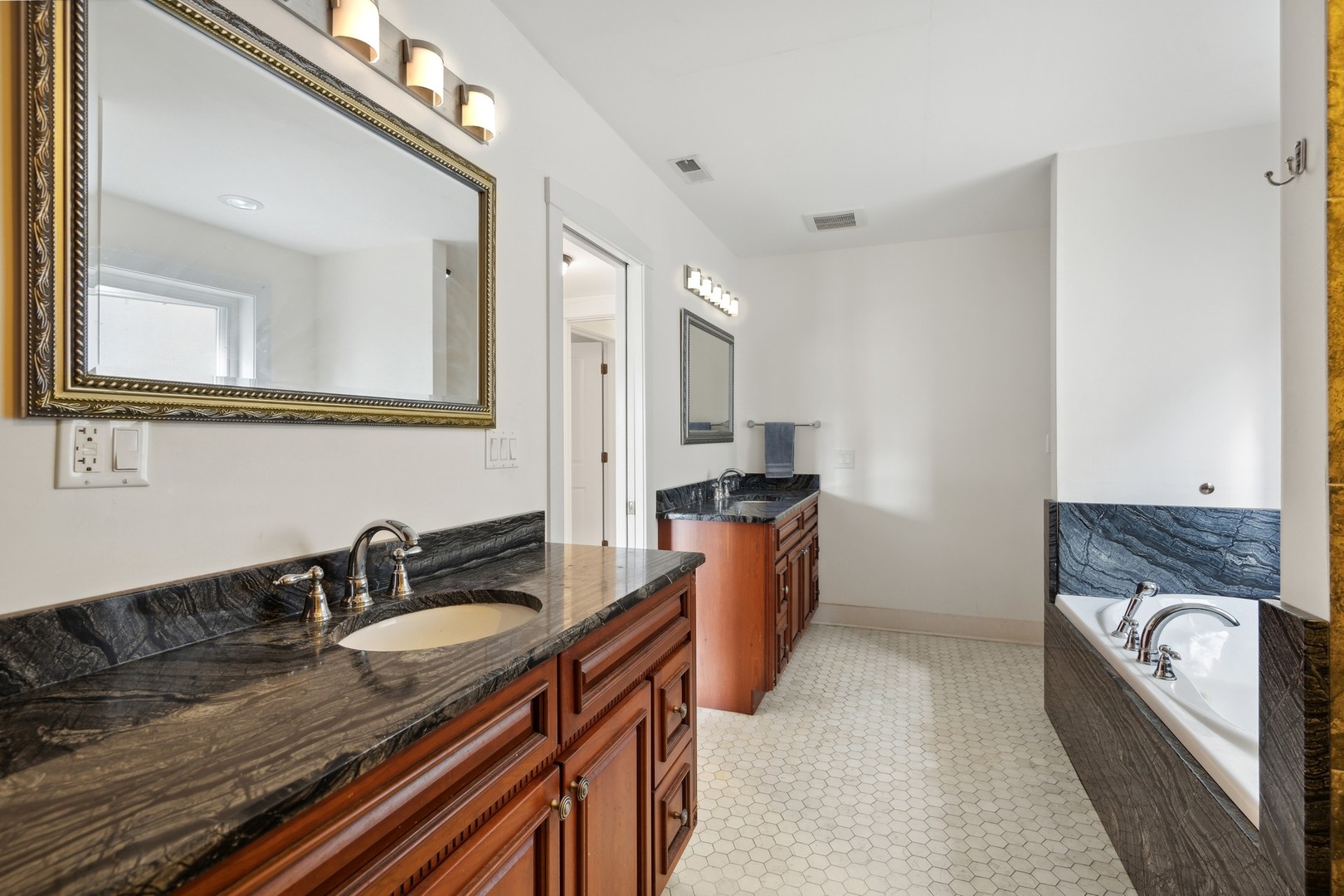 3840 N FRANCISCO Avenue