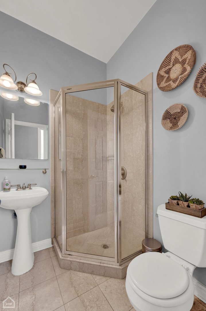 2552 W Walton Street Unit: 3