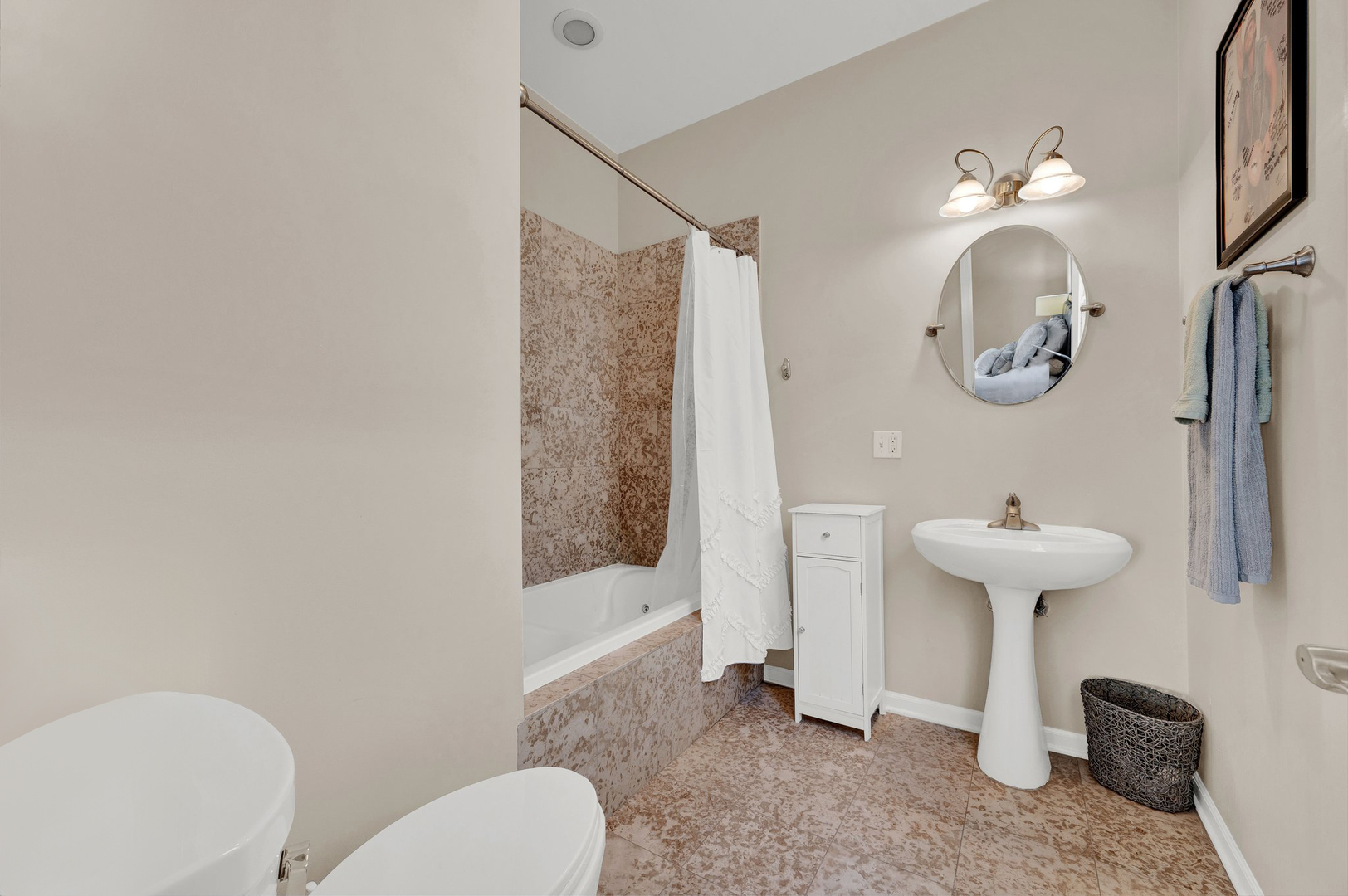 2552 W Walton Street Unit: 3