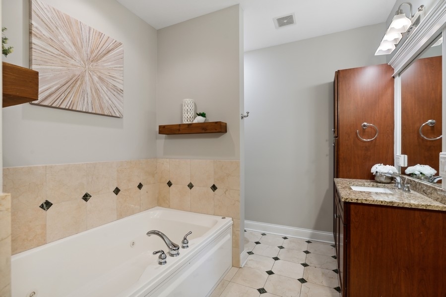 2222 W BELMONT Avenue Unit: 302