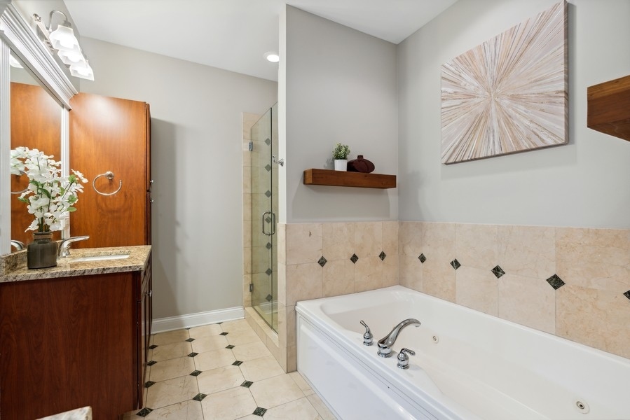 2222 W BELMONT Avenue Unit: 302