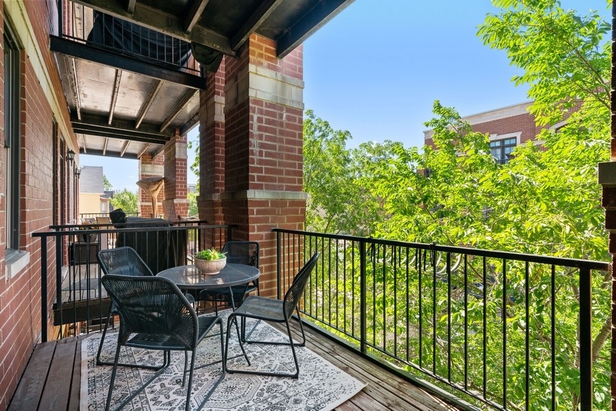 2222 W BELMONT Avenue Unit: 302