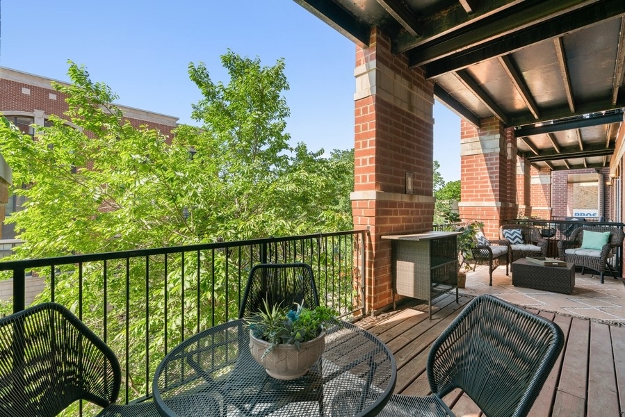 2222 W BELMONT Avenue Unit: 302