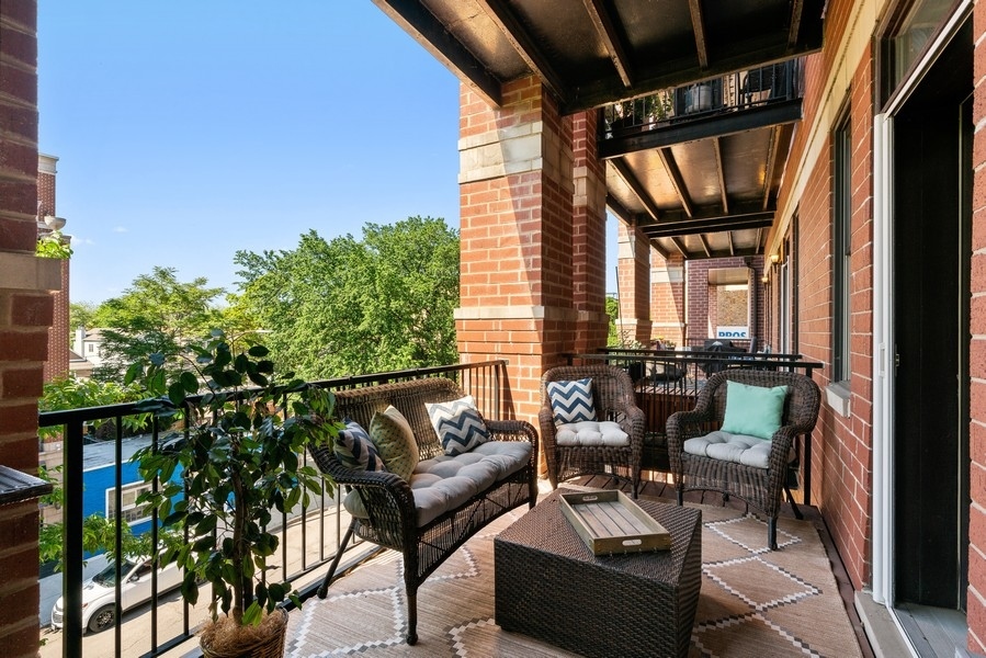 2222 W BELMONT Avenue Unit: 302