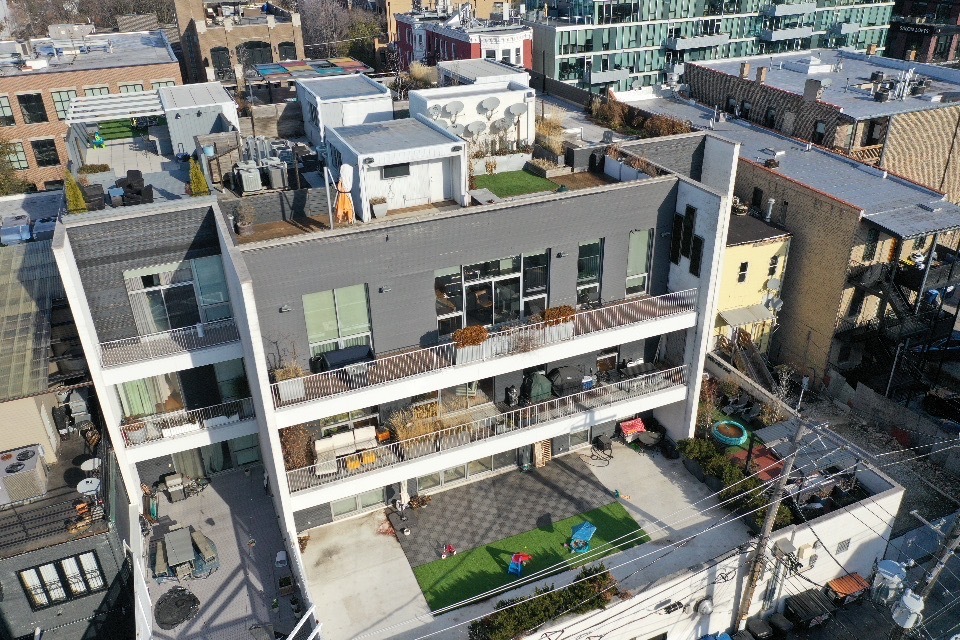 1711 W DIVISION Street Unit: 304