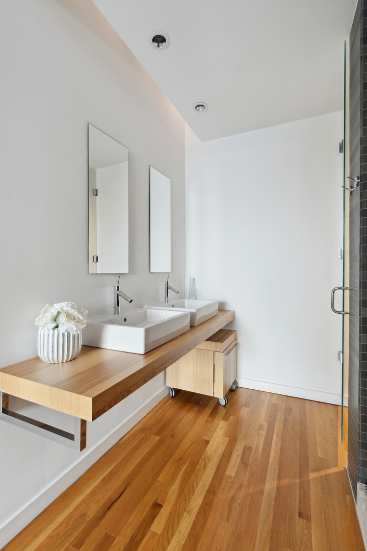 1711 W DIVISION Street Unit: 304