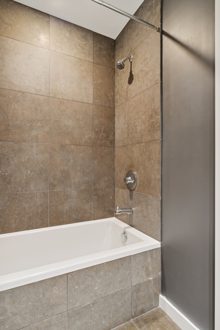 1711 W DIVISION Street Unit: 304