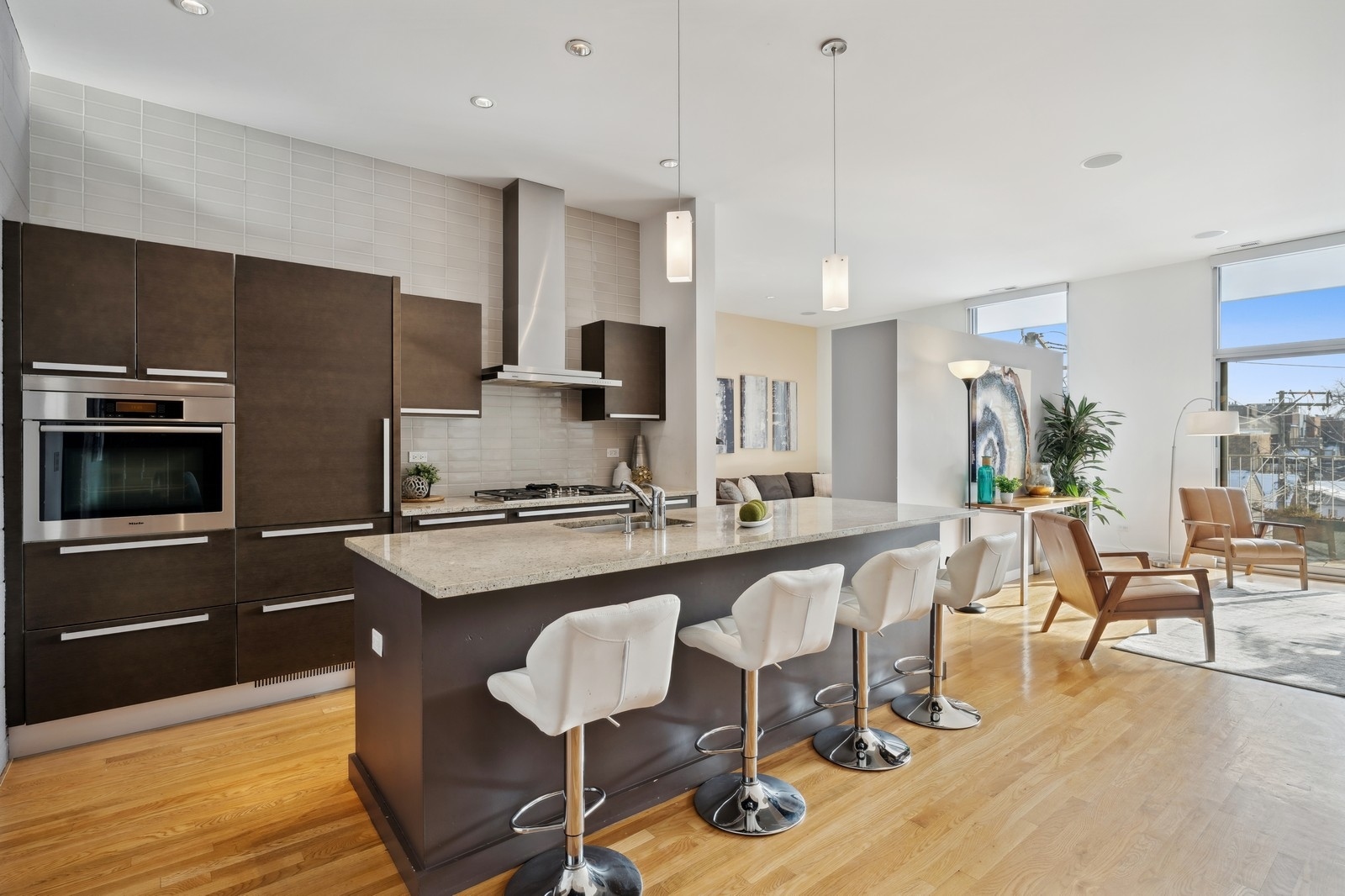 1711 W DIVISION Street Unit: 304
