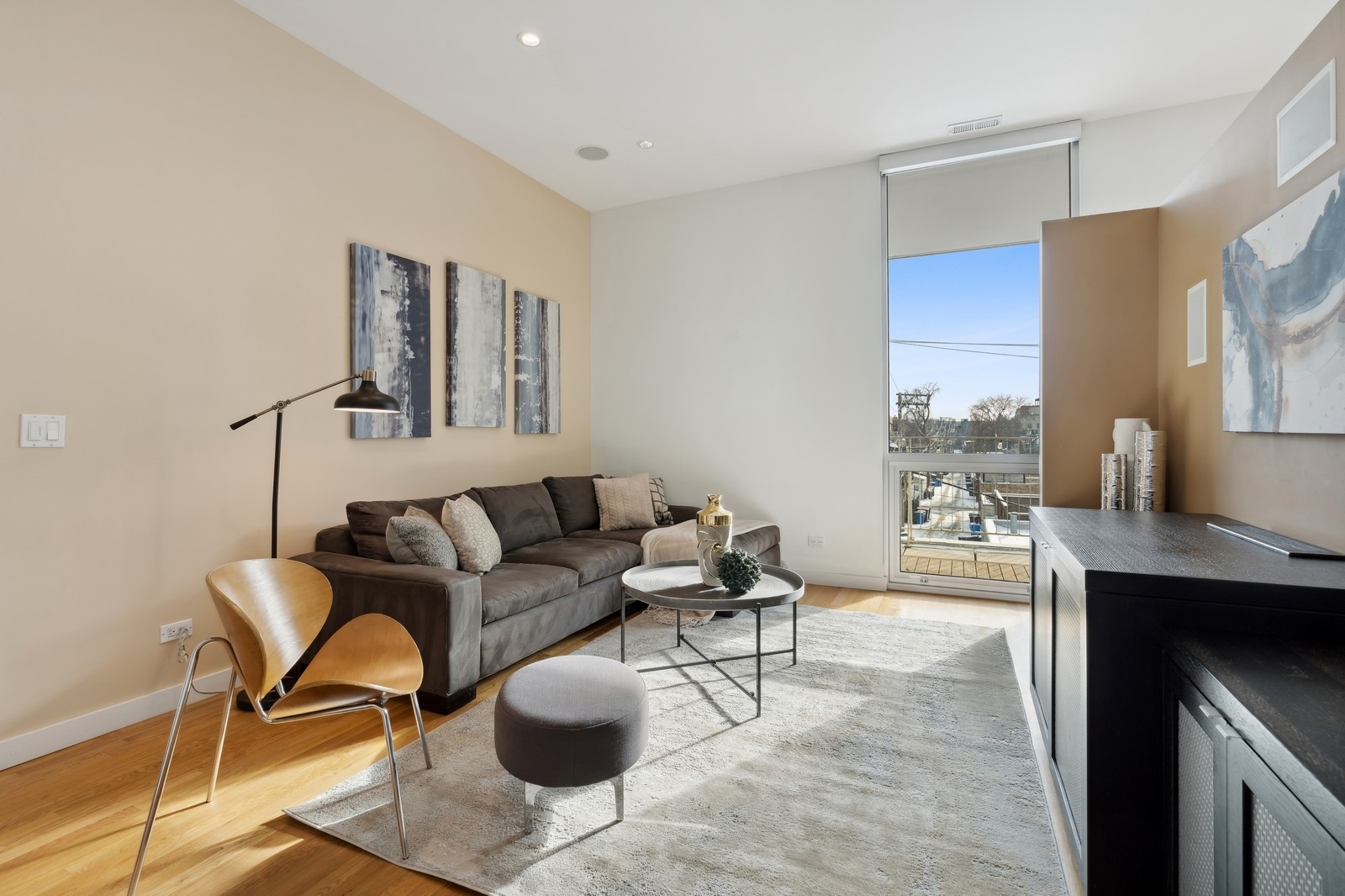 1711 W DIVISION Street Unit: 304