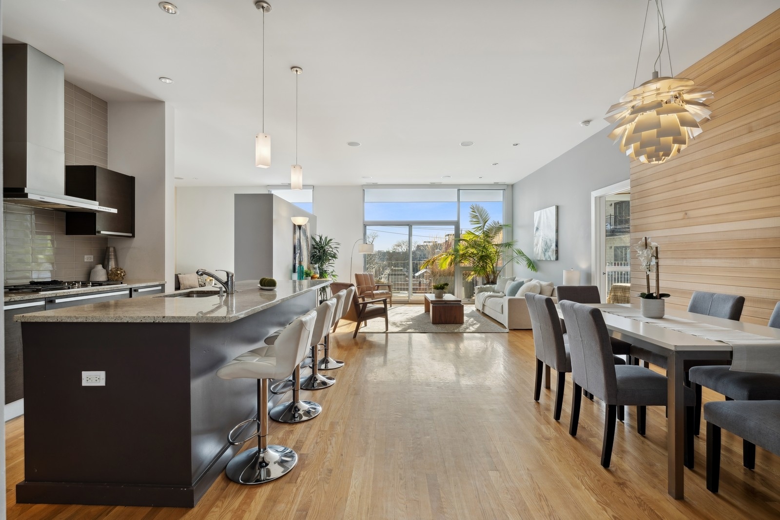 1711 W DIVISION Street Unit: 304