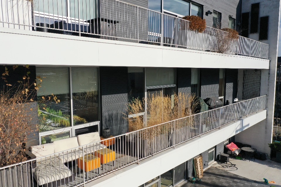 1711 W DIVISION Street Unit: 304