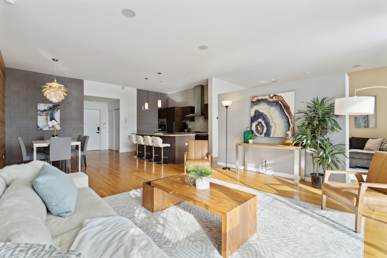 1711 W DIVISION Street Unit: 304