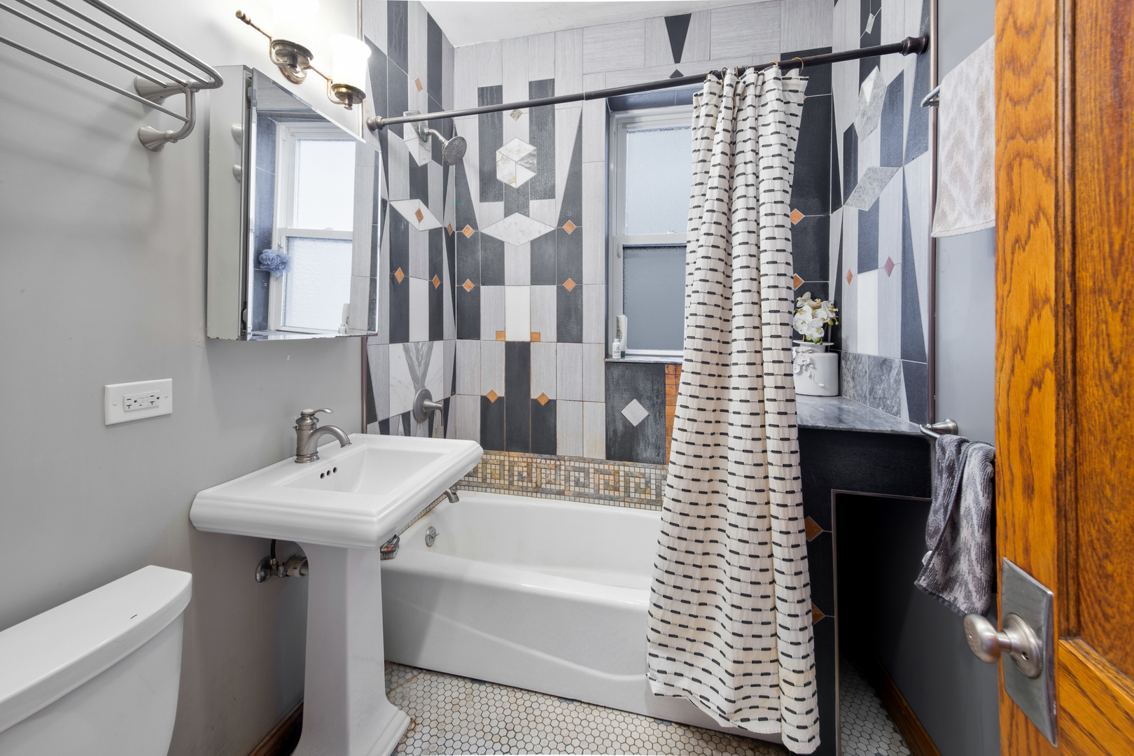 1648 N SAINT LOUIS Avenue Unit: 1