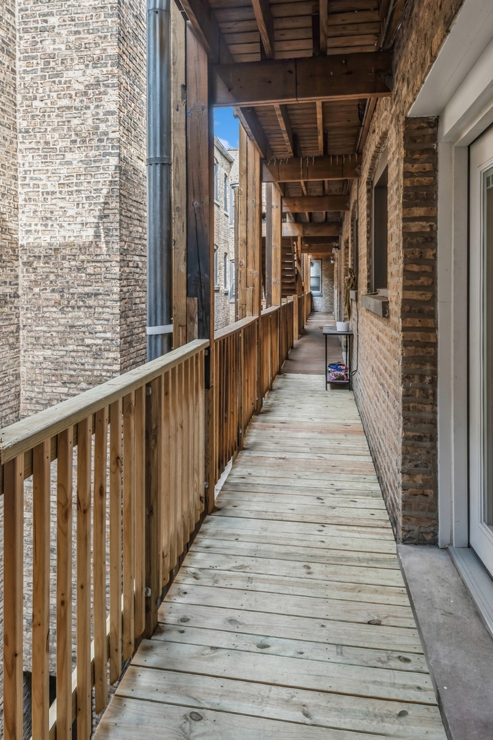 1366 W GREENLEAF Avenue Unit: 2N