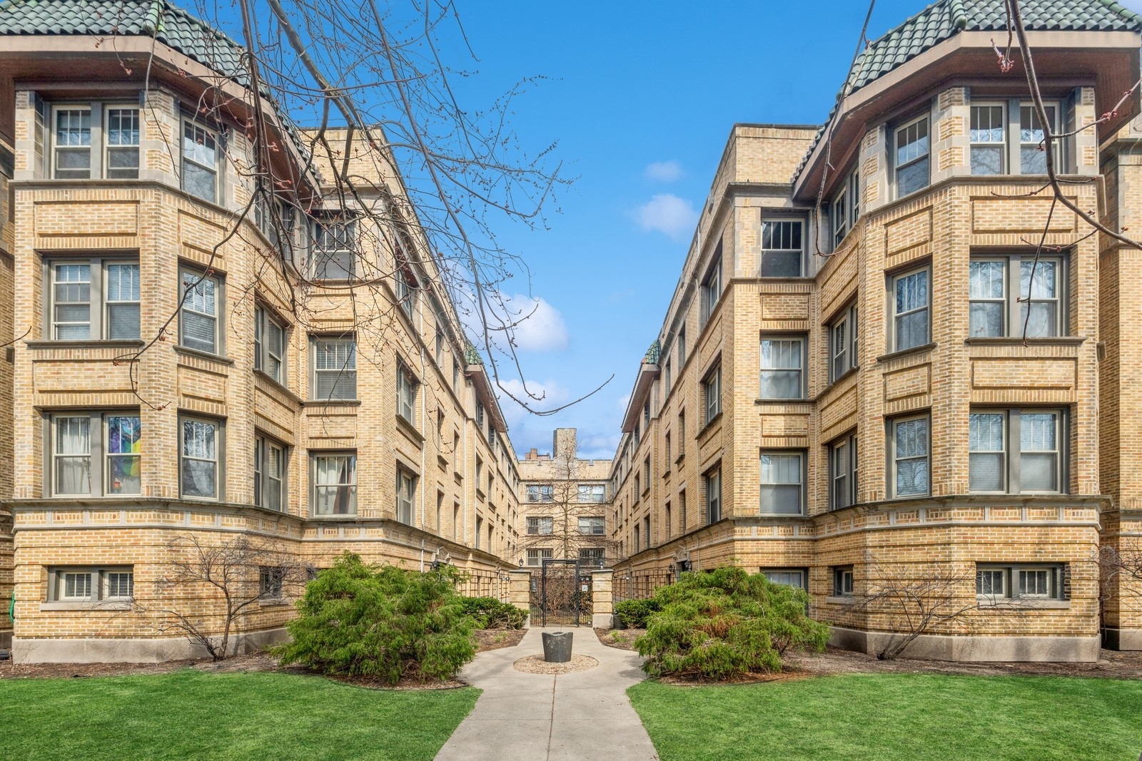 1366 W GREENLEAF Avenue Unit: 2N