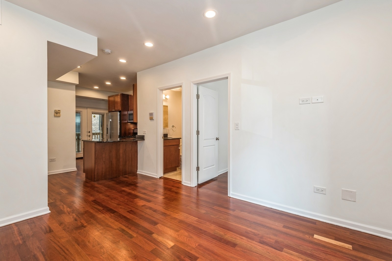 1366 W GREENLEAF Avenue Unit: 2N