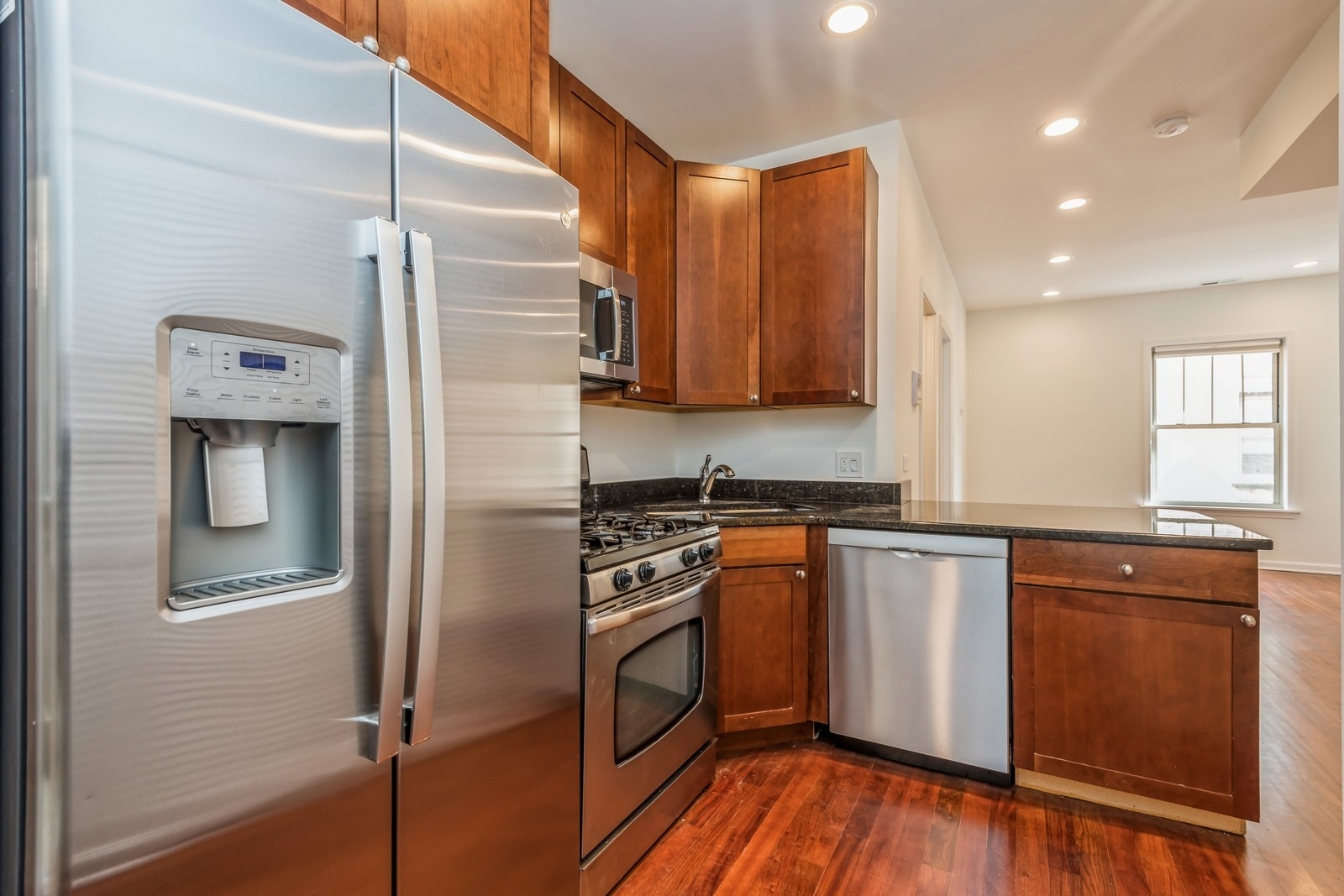 1366 W GREENLEAF Avenue Unit: 2N