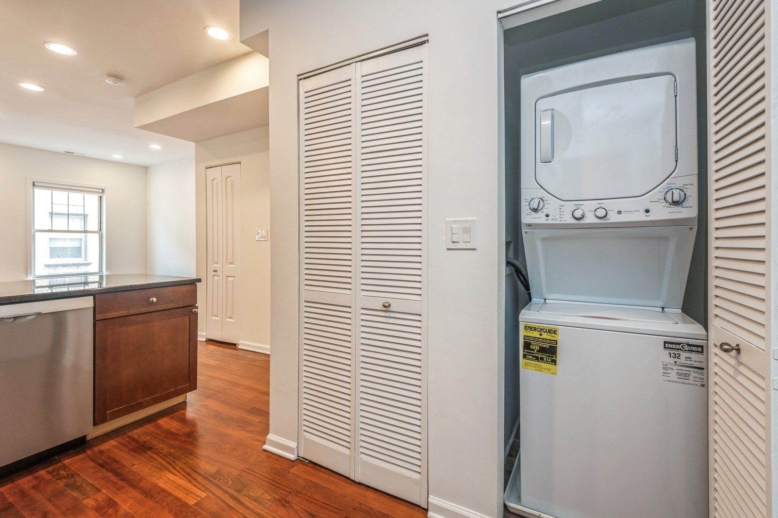 1366 W GREENLEAF Avenue Unit: 2N