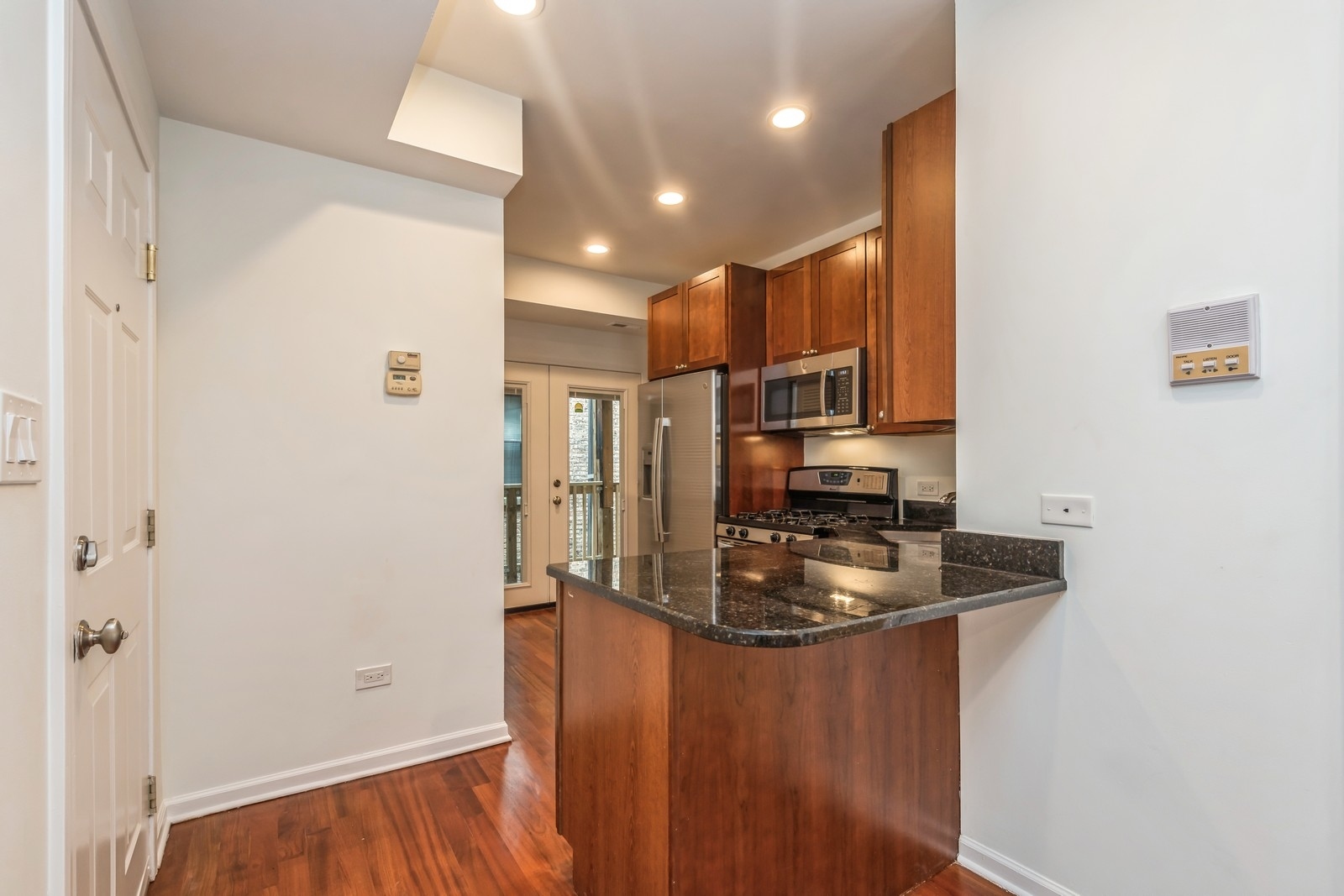 1366 W GREENLEAF Avenue Unit: 2N
