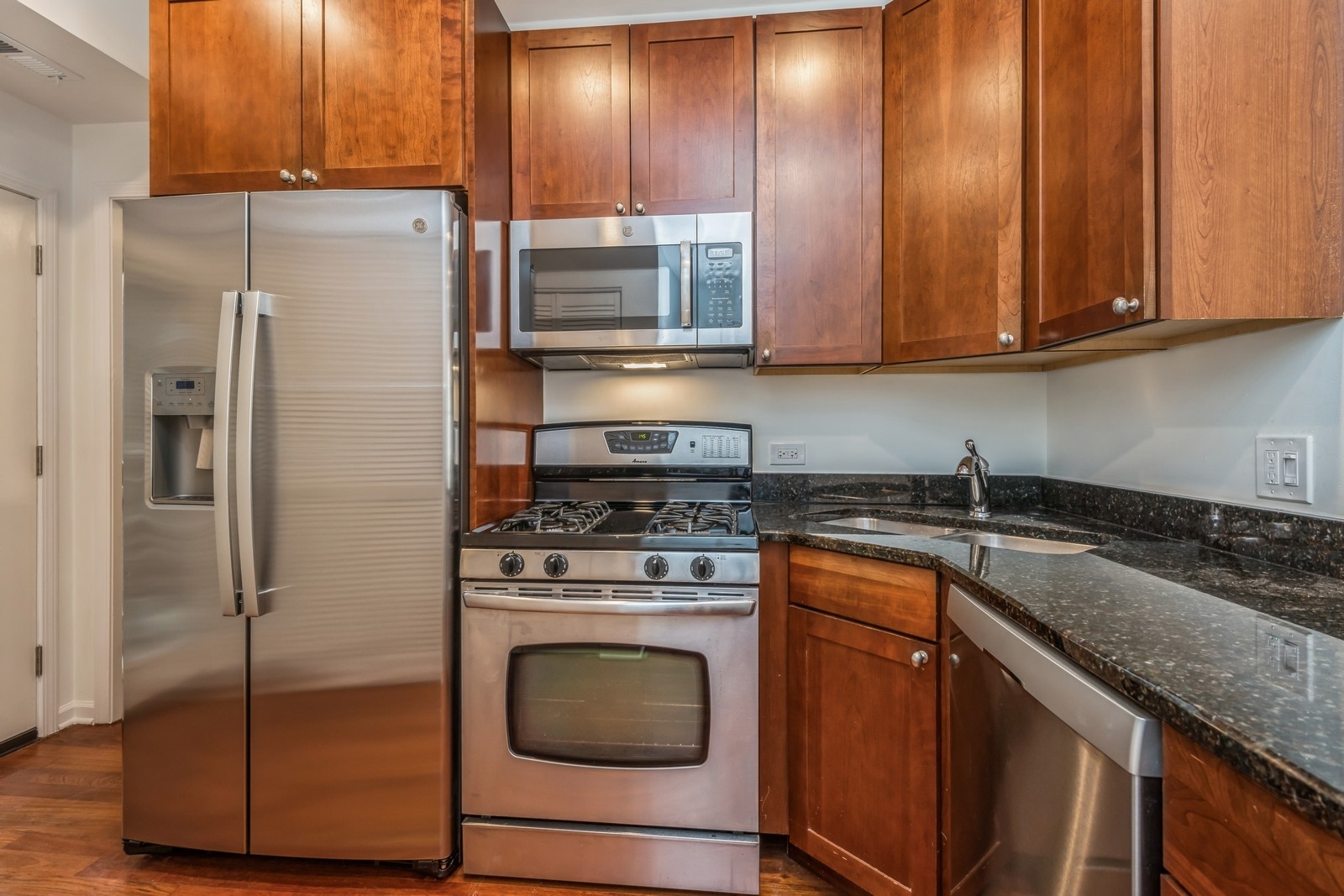 1366 W GREENLEAF Avenue Unit: 2N