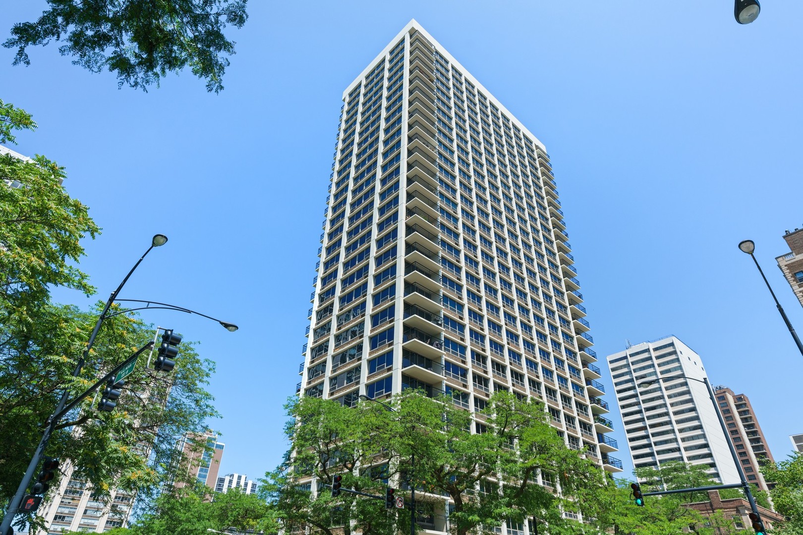 88 W Schiller Street Unit: 1001L