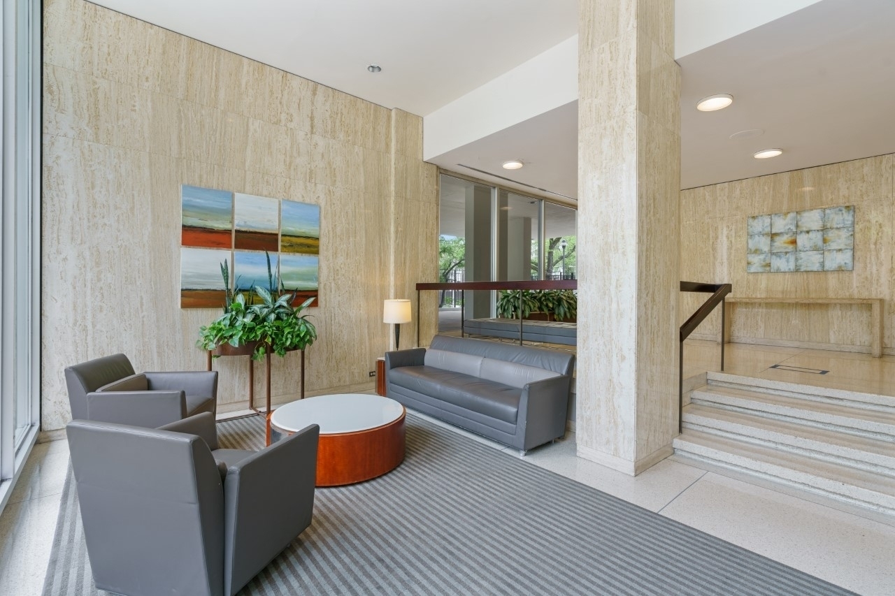 88 W Schiller Street Unit: 1001L