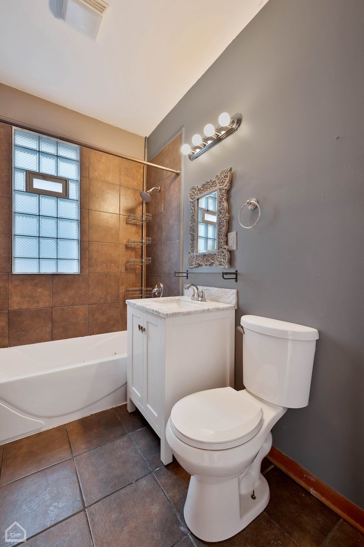 2824 N Avers Avenue Unit: 2