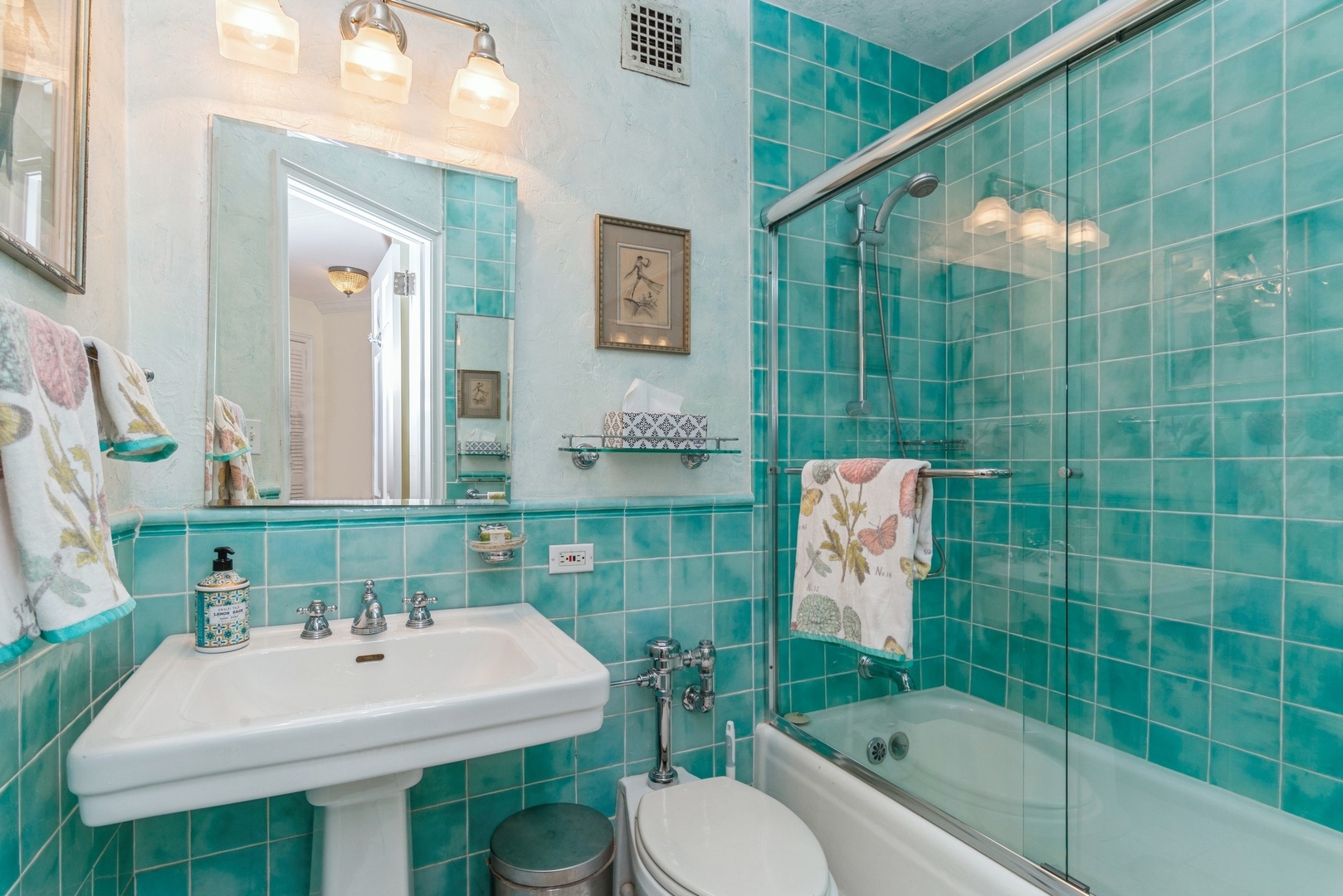 5555 N SHERIDAN Road Unit: 139