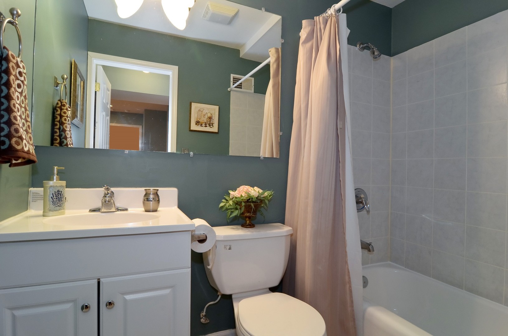 5953 N KENMORE Avenue Unit: 302