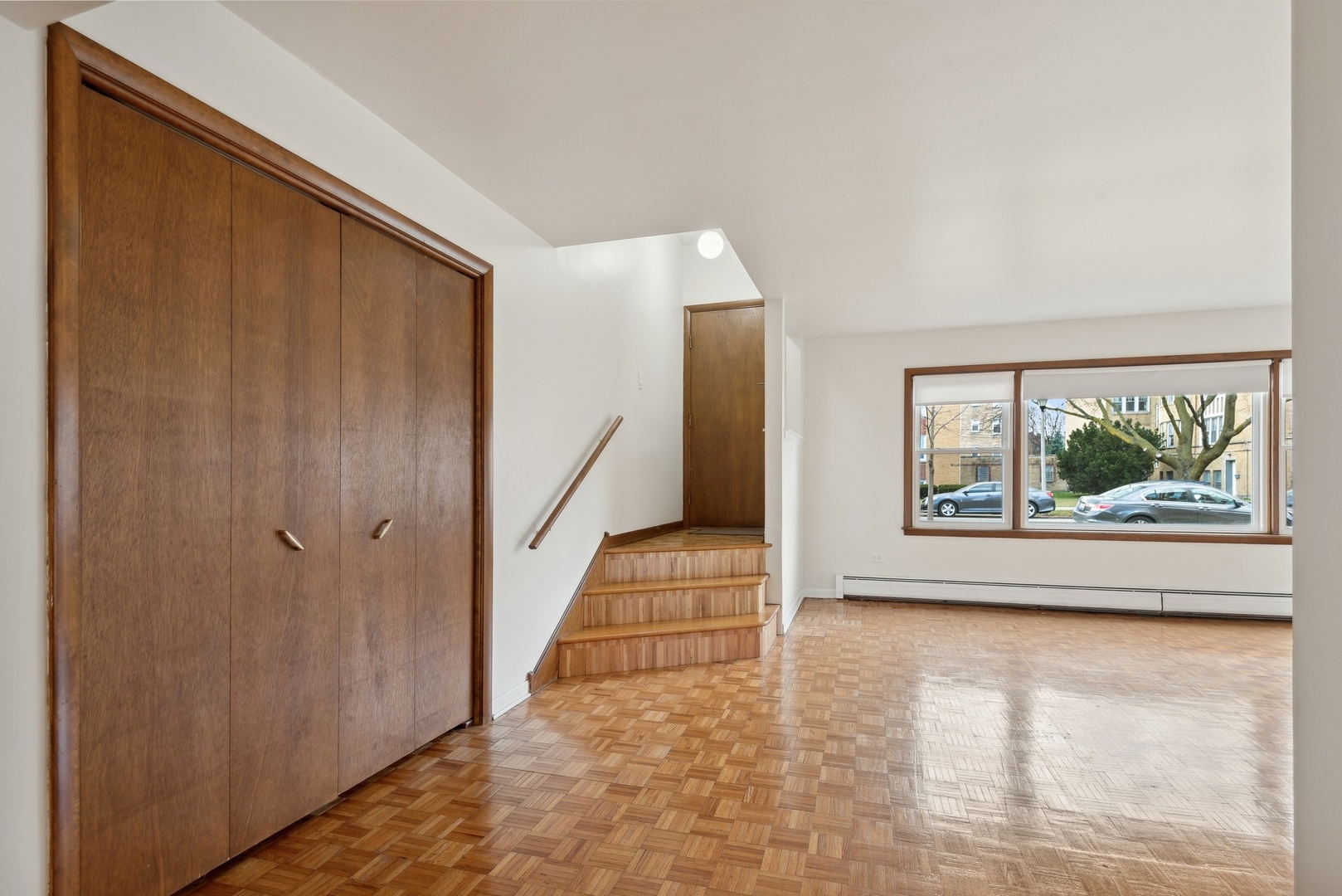 8021 KNOX Avenue Unit: 1