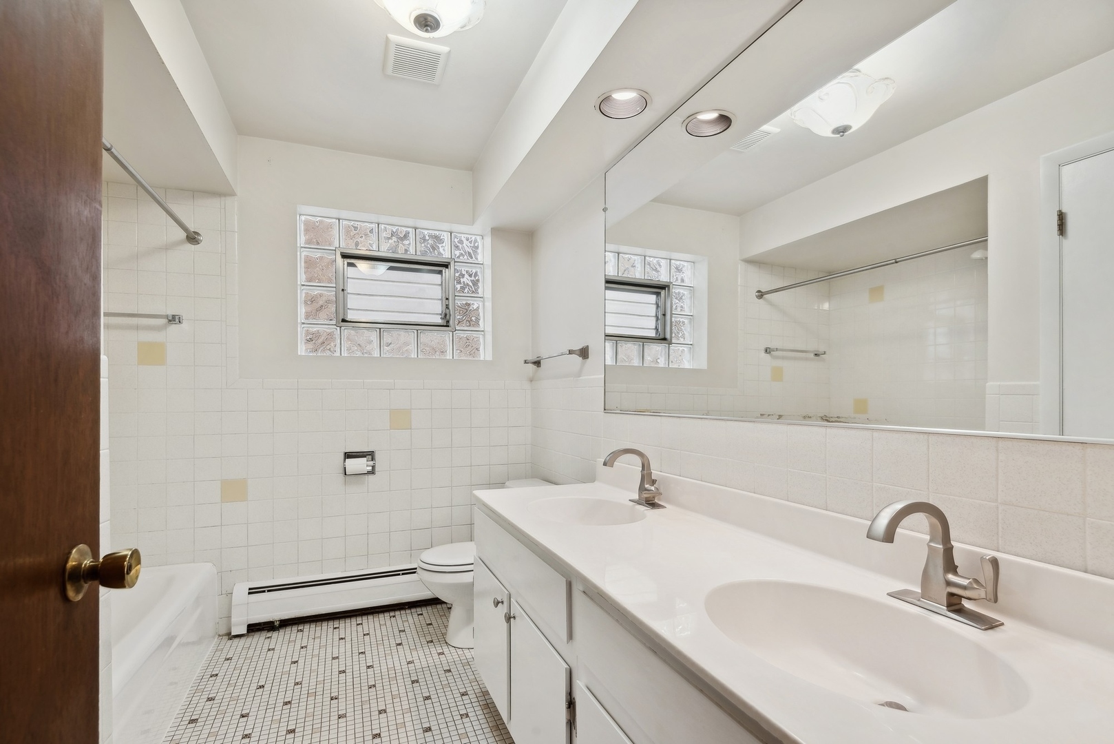 8021 KNOX Avenue Unit: 1