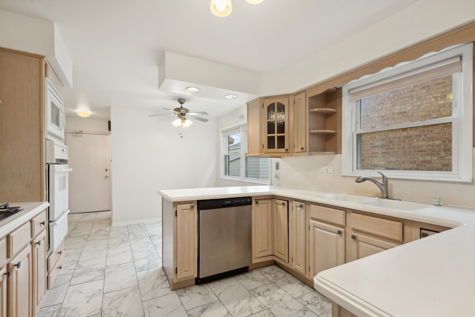 8021 KNOX Avenue Unit: 1