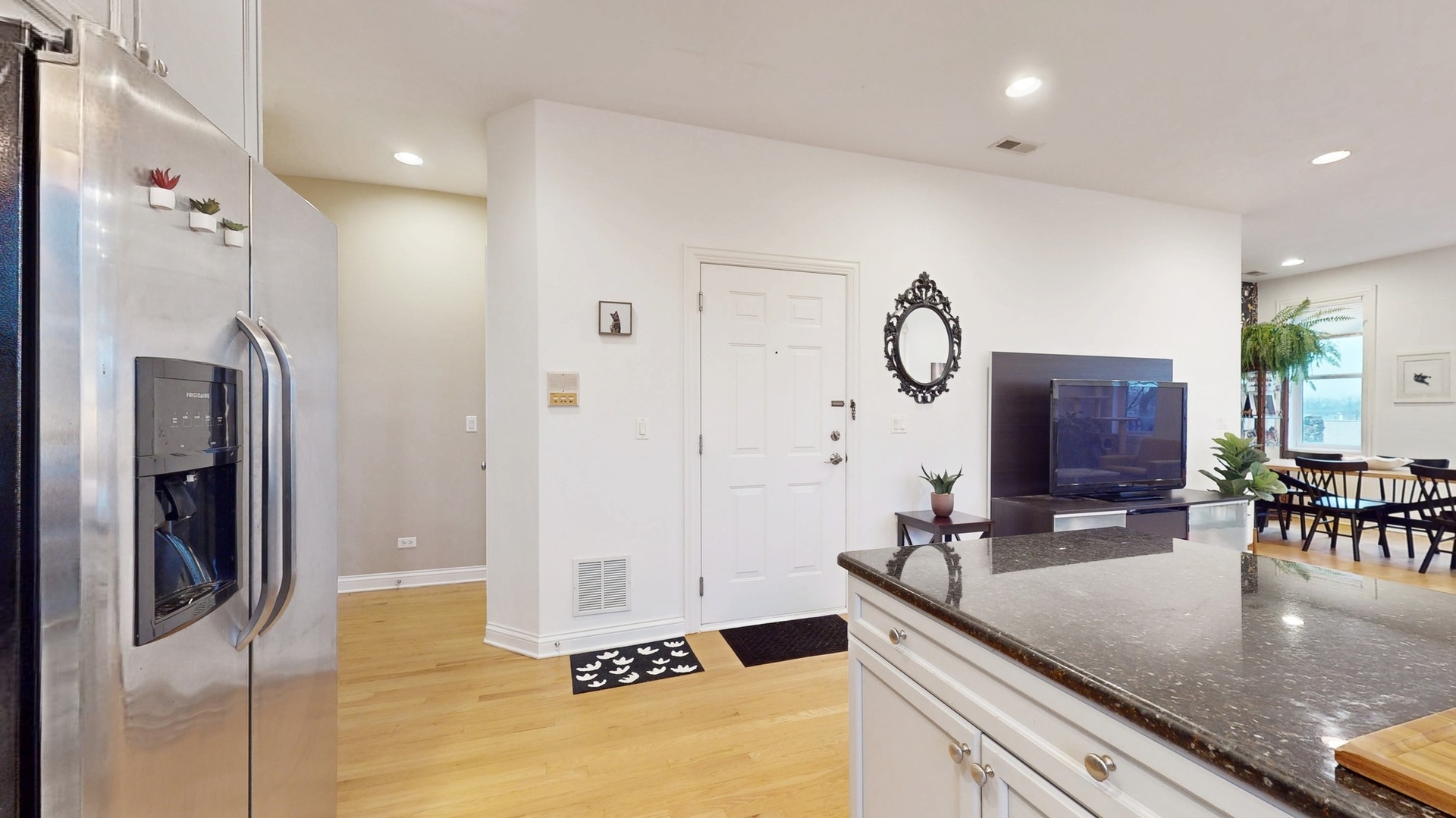 5605 N Miltimore Avenue Unit: 3N