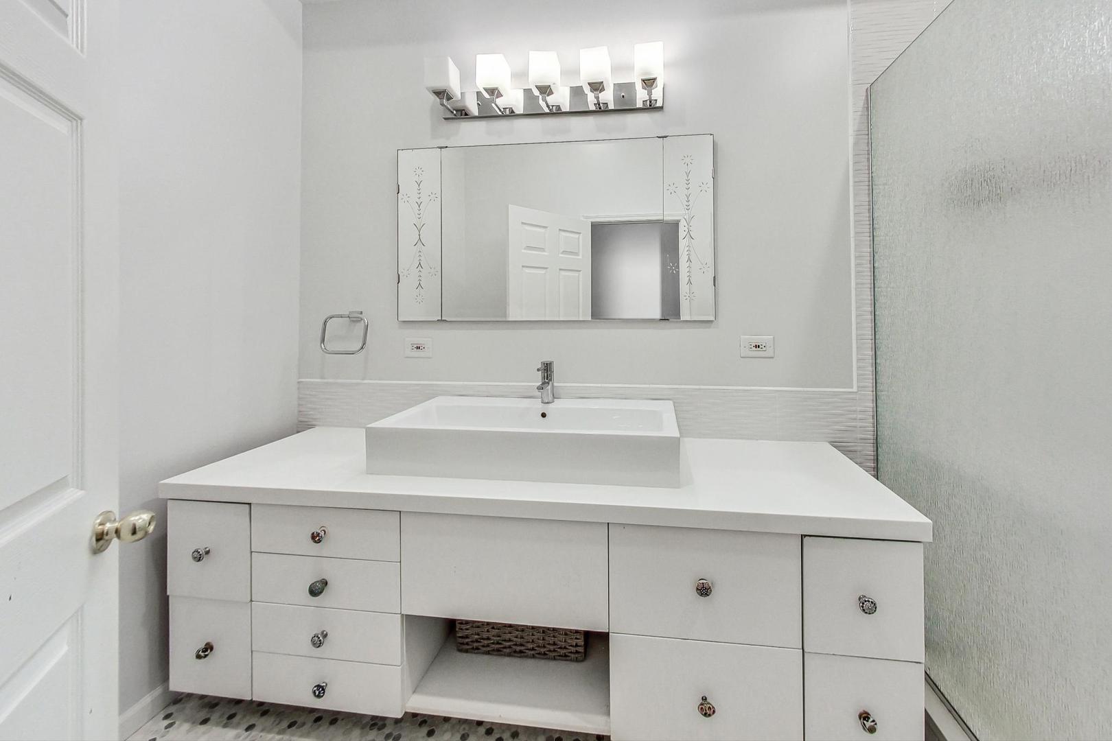 1537 N Bosworth Avenue Unit: 1