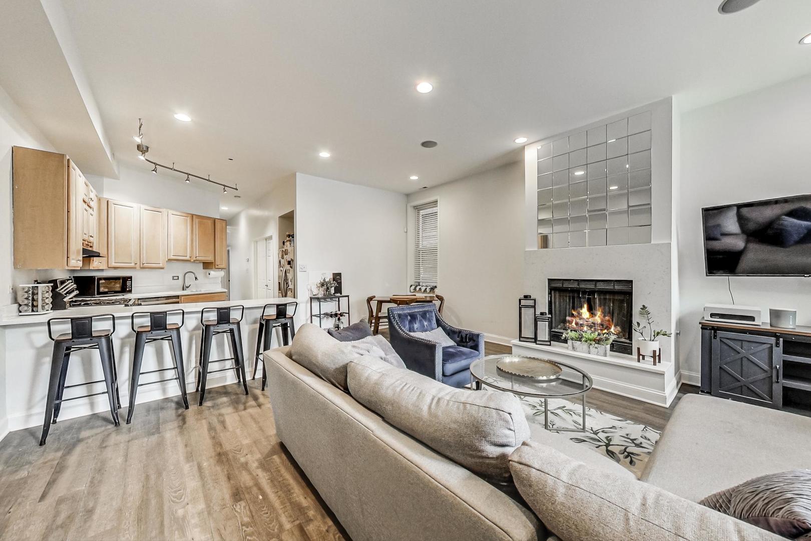 1537 N Bosworth Avenue Unit: 1