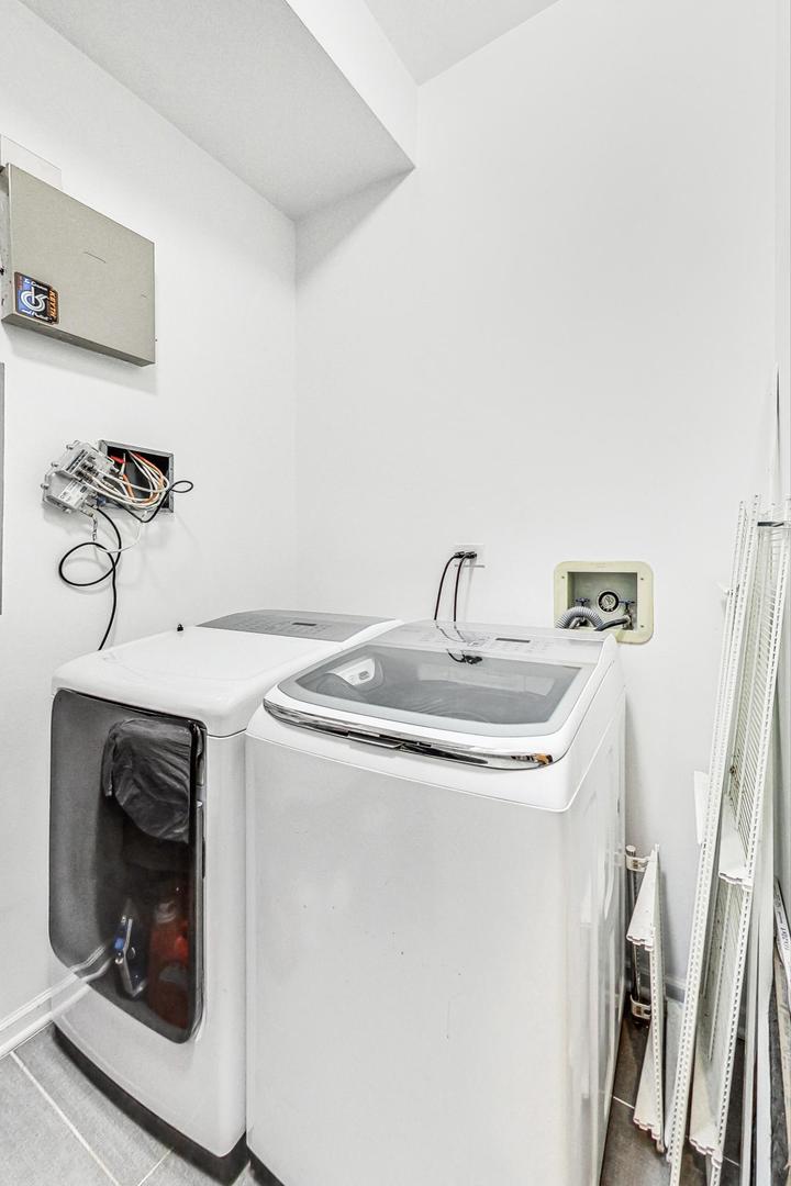 1537 N Bosworth Avenue Unit: 1