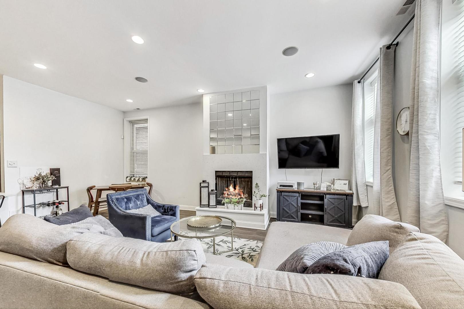 1537 N Bosworth Avenue Unit: 1