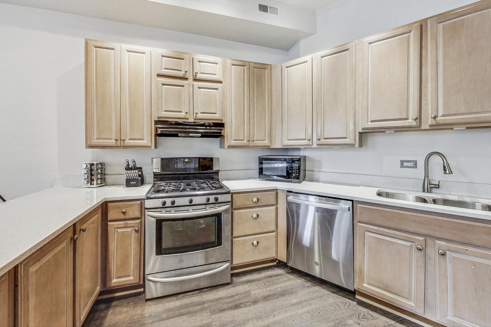 1537 N Bosworth Avenue Unit: 1