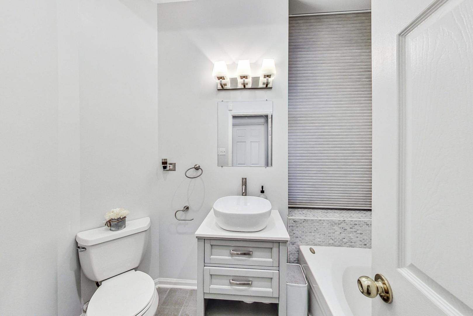 1537 N Bosworth Avenue Unit: 1