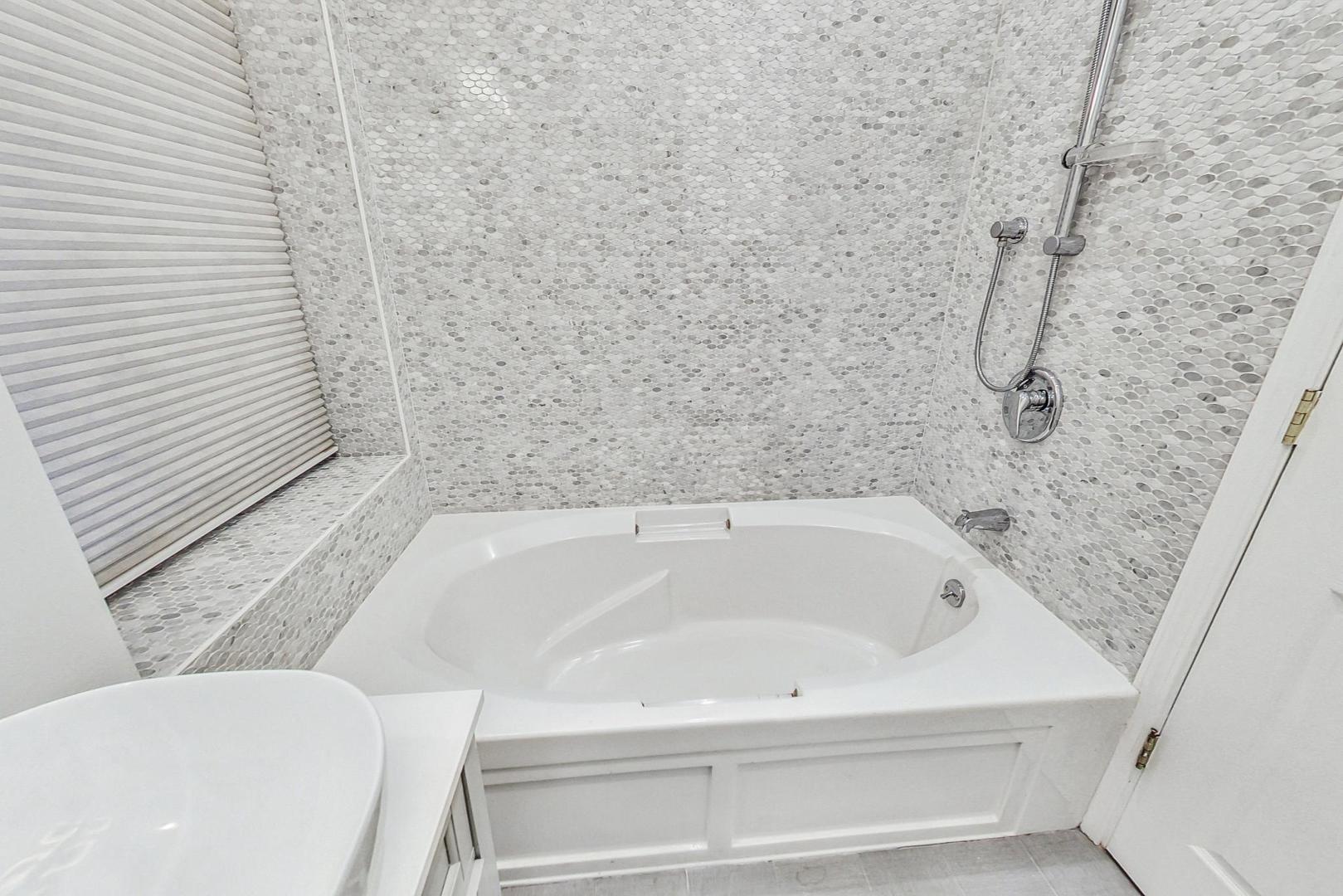 1537 N Bosworth Avenue Unit: 1