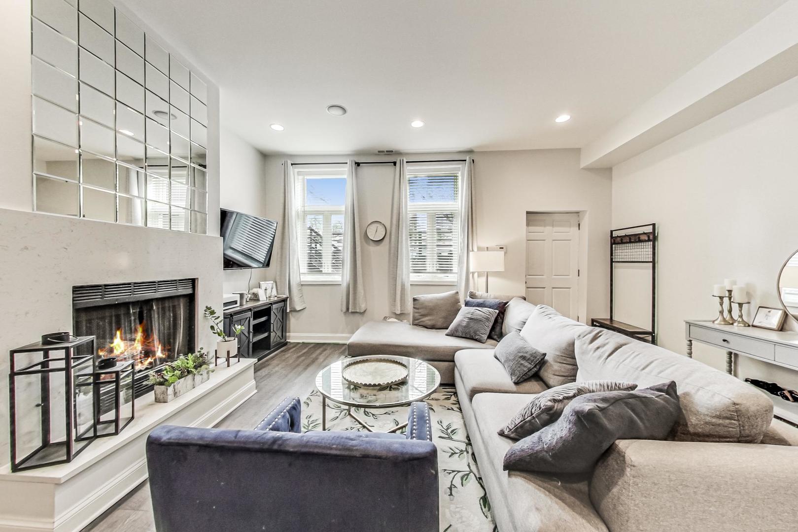 1537 N Bosworth Avenue Unit: 1