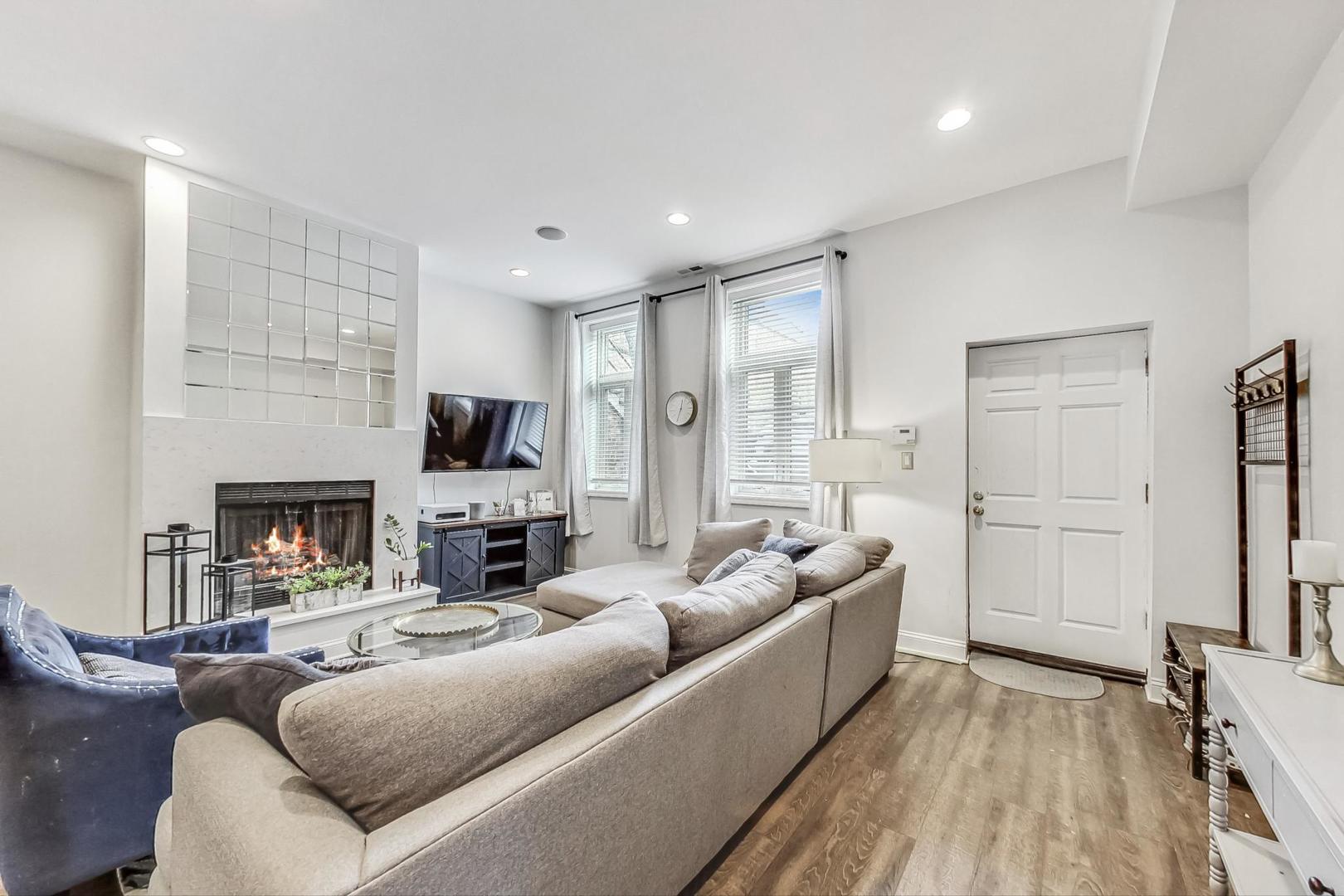 1537 N Bosworth Avenue Unit: 1