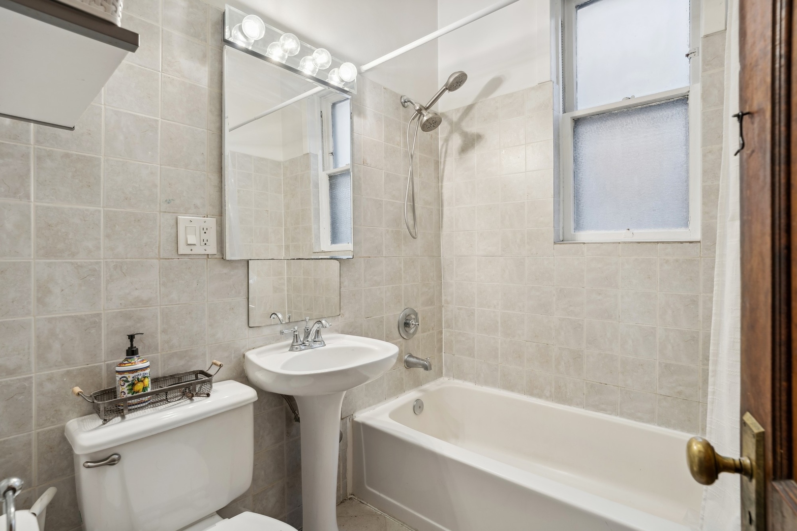 1010 N Oakley Boulevard