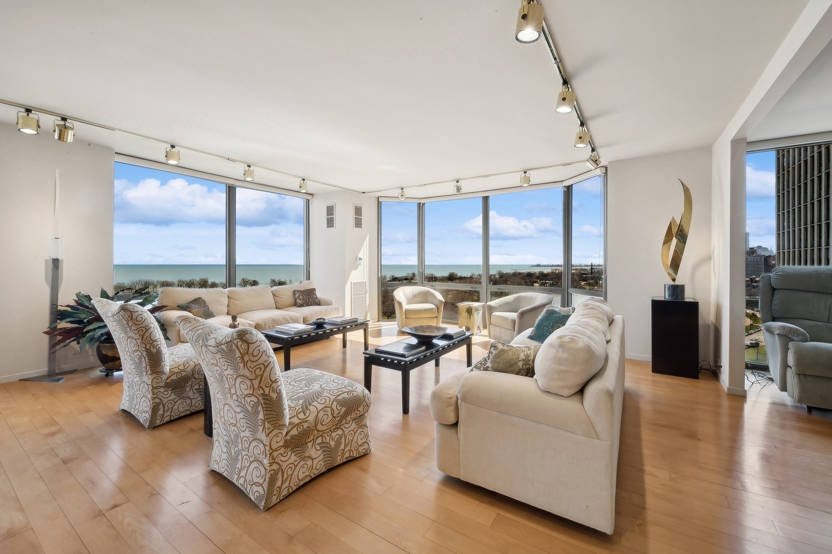 2650 N Lakeview Avenue Unit: 1610