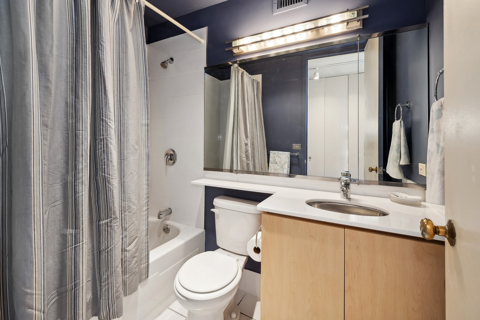 2650 N Lakeview Avenue Unit: 1610