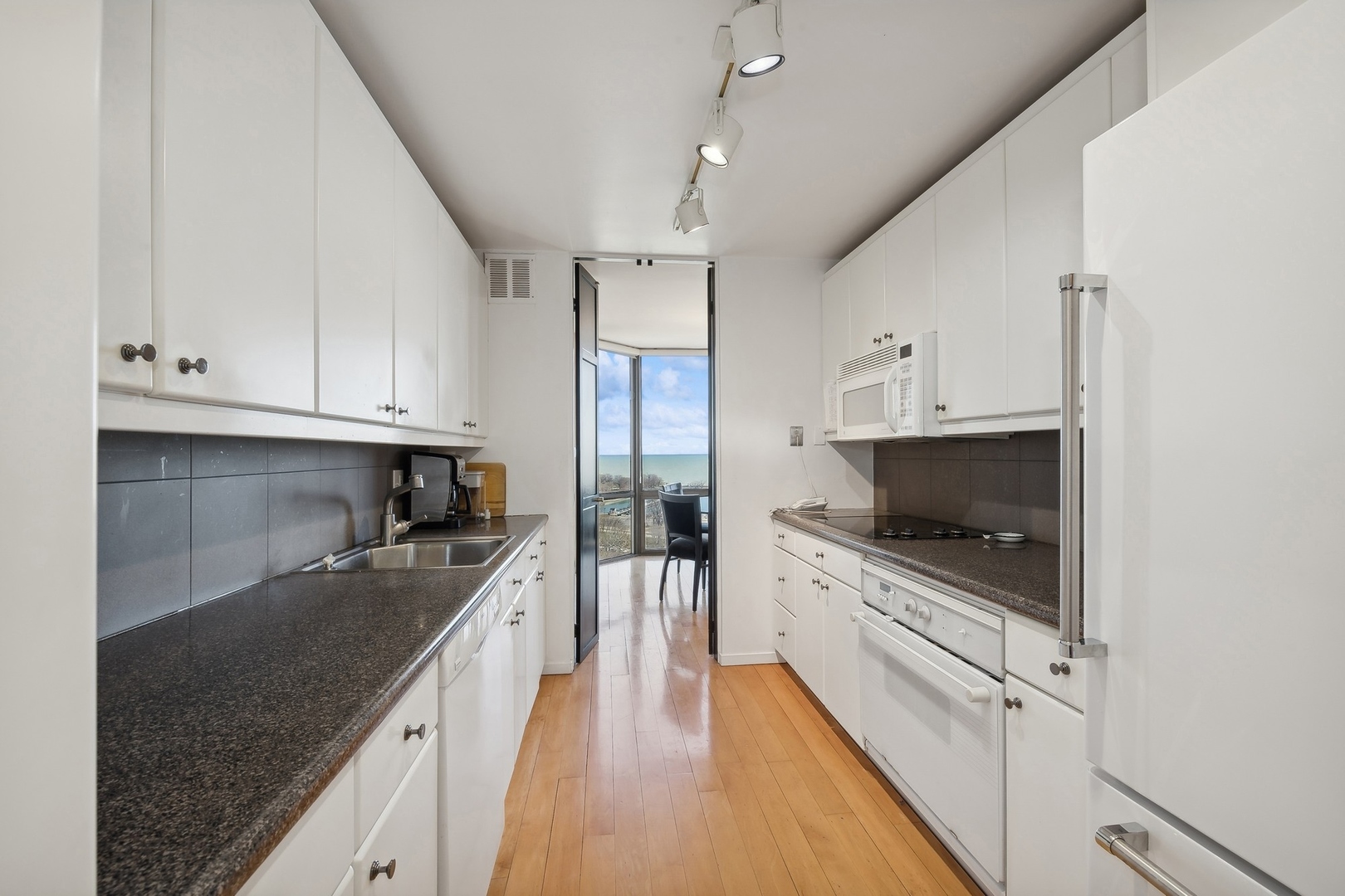 2650 N Lakeview Avenue Unit: 1610